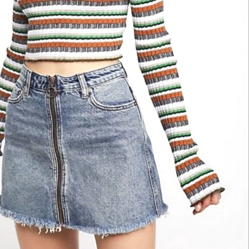 Free People We the Free Zip It Up Denim Distressed Mini Skirt in Med Wash Sz 25